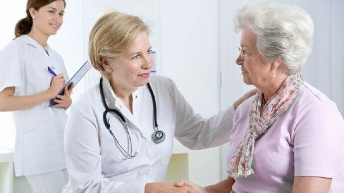 The doctor makes recommendations to the patient about the treatment of joint disease